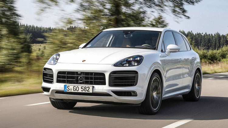 Porsche Taycan aan een premium laadstation met type 2 kabel