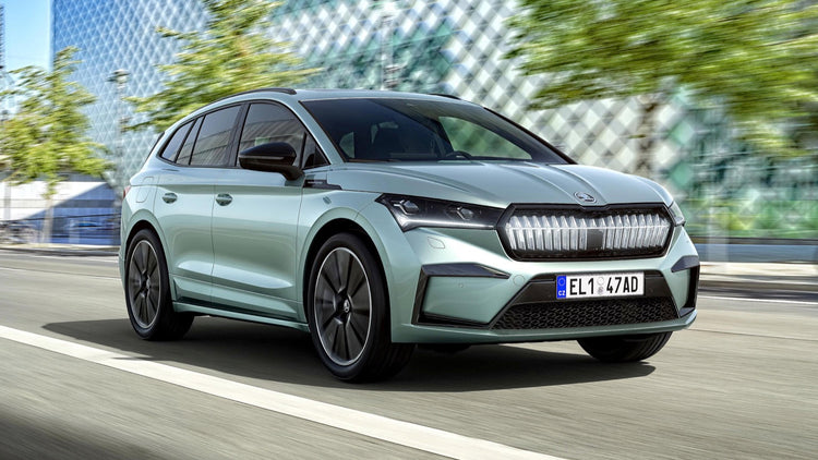 Škoda Enyaq iV aan een laadpaal met type 2 laadkabel