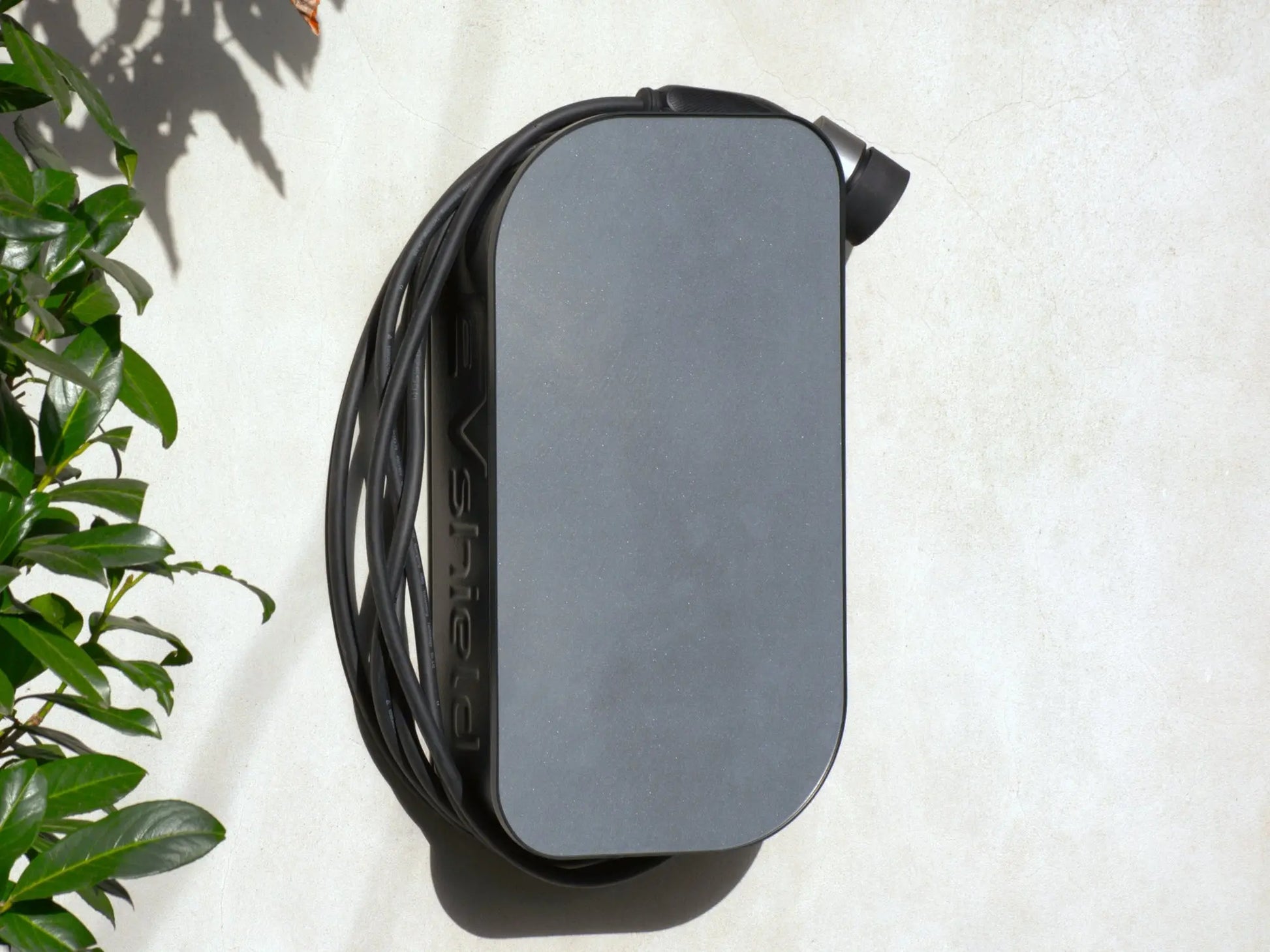 BlackCharge mobiele lader aangesloten op een EV via een gewoon stopcontact